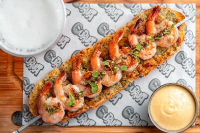 Pão de Alho com Espetinho de Camarão